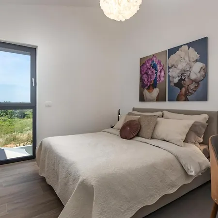 Ferienhaus Elegant Casa Aria With 2 Gardens And Bbq Facilities Poreč